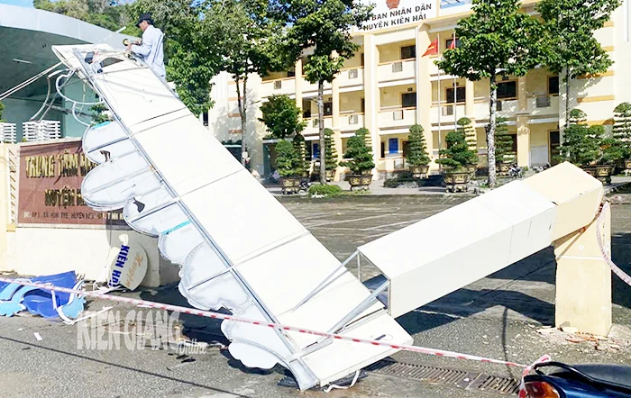 Gió giật mạnh gãy cột cổng Trung tâm hành chính huyện Kiên Hải 